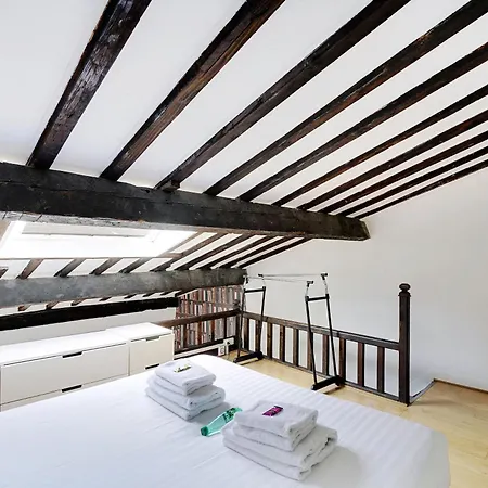 Parisian Charm In The Heart Of The Marais ! *